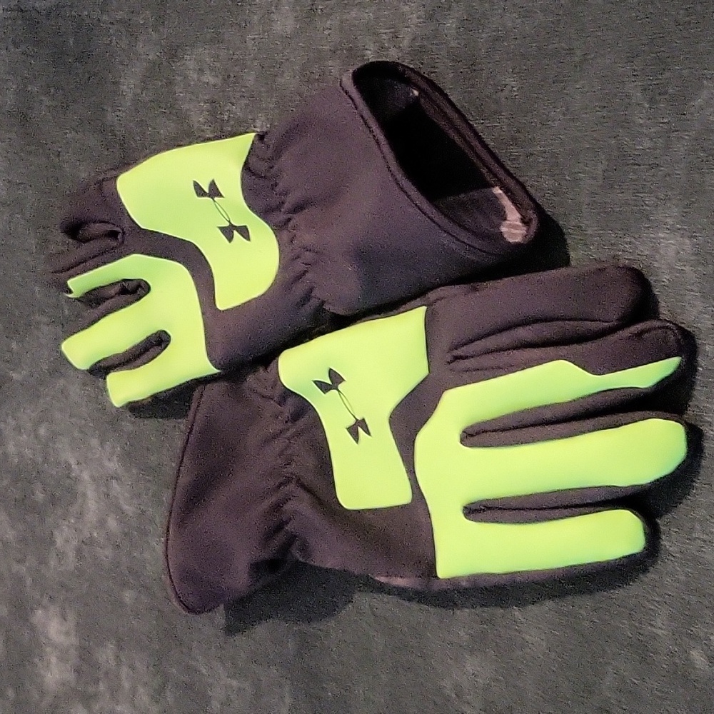 Under Armour Gloves - size M - worn once